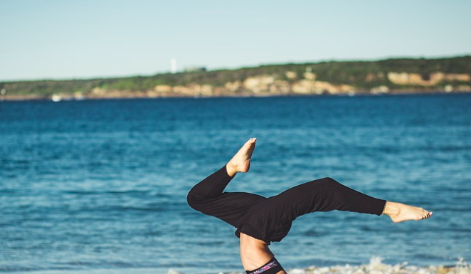 5 ejercicios de fuerza que puedes hacer estas vacaciones en la playa