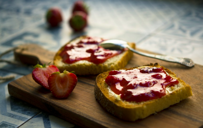 3 desayunos para darte energía al entrenar fuerza en casa