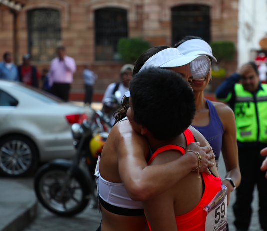 Las corredoras necesitamos de los abrazos que relajan en una carrera