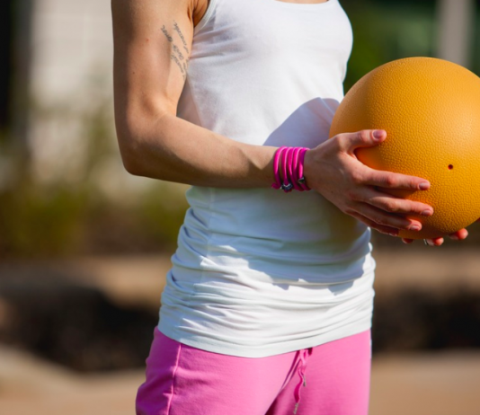 Esta rutina es perfecta para que la hagas 2 veces por semanas. Es un FULL BODY CON BALÓN MEDICINAL con @maca_entrenadora que te dará la fuerza que necesitas para correr más rápido.