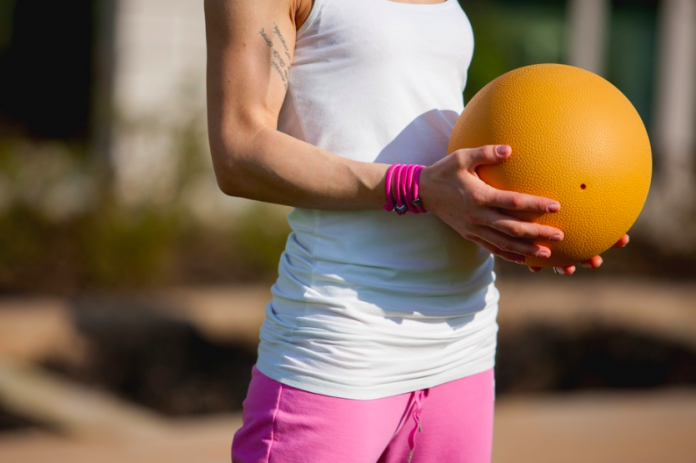 Esta rutina es perfecta para que la hagas 2 veces por semanas. Es un FULL BODY CON BALÓN MEDICINAL con @maca_entrenadora que te dará la fuerza que necesitas para correr más rápido.