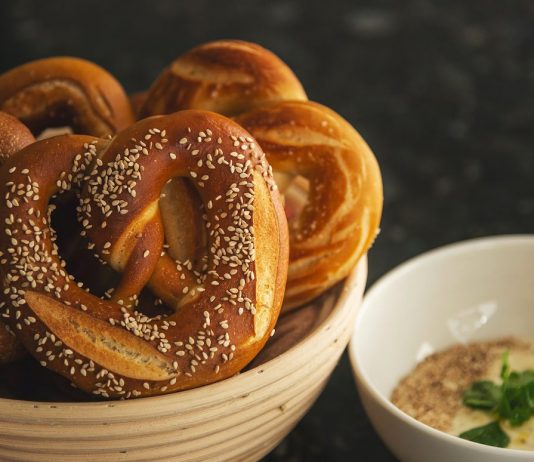 Pretzels con dip de ajo para reponer el sodio perdido al correr