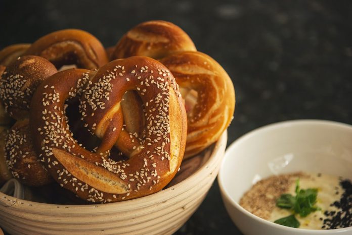 Pretzels con dip de ajo para reponer el sodio perdido al correr