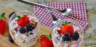 Desayuno de frutos rojos con nueces y yogurt para tener más energía para correr