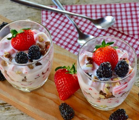 Desayuno de frutos rojos con nueces y yogurt para tener más energía para correr