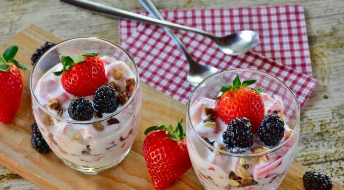 Desayuno de frutos rojos con nueces y yogurt para tener más energía para correr