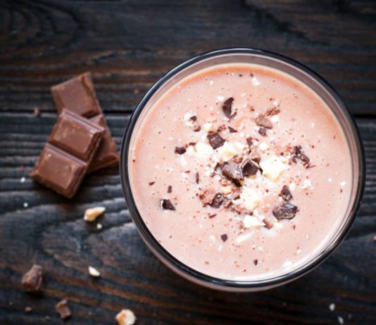 Licuado de cocoa con avellanas para darle potencia a tus músculos