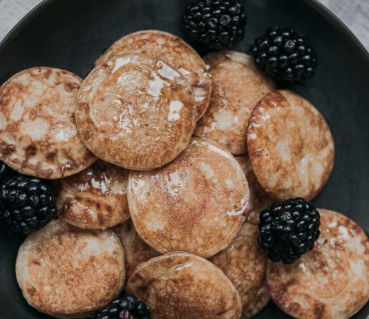 Hotcakes de moras azules con plátano