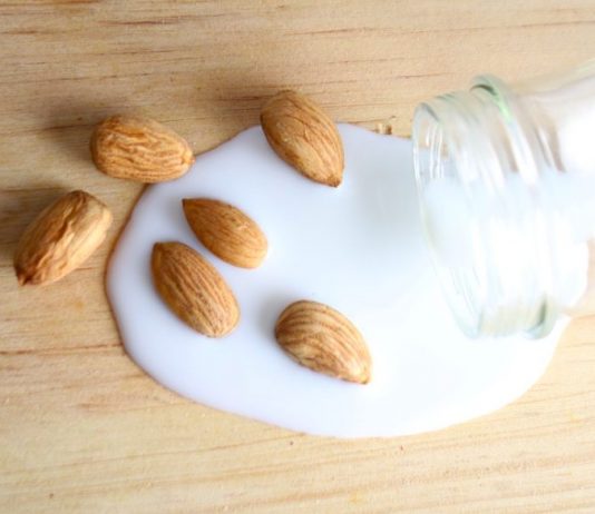 Prepara tu propia leche de almendras para tus smoothies ¡aquí la receta!